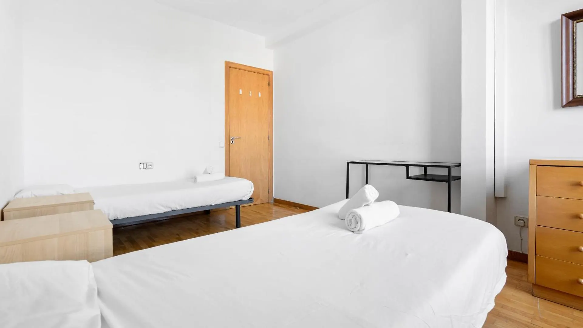 Stylish 4Br City View Apt Near Sagrada Familia Barcelona Apartman