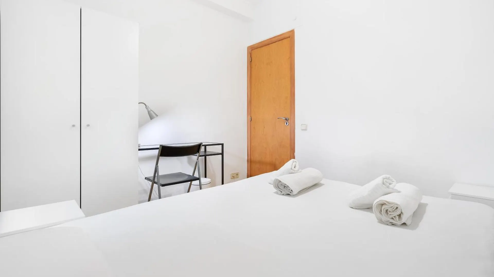 Stylish 4Br City View Apt Near Sagrada Familia Barcelona 0*,  Spanyolország