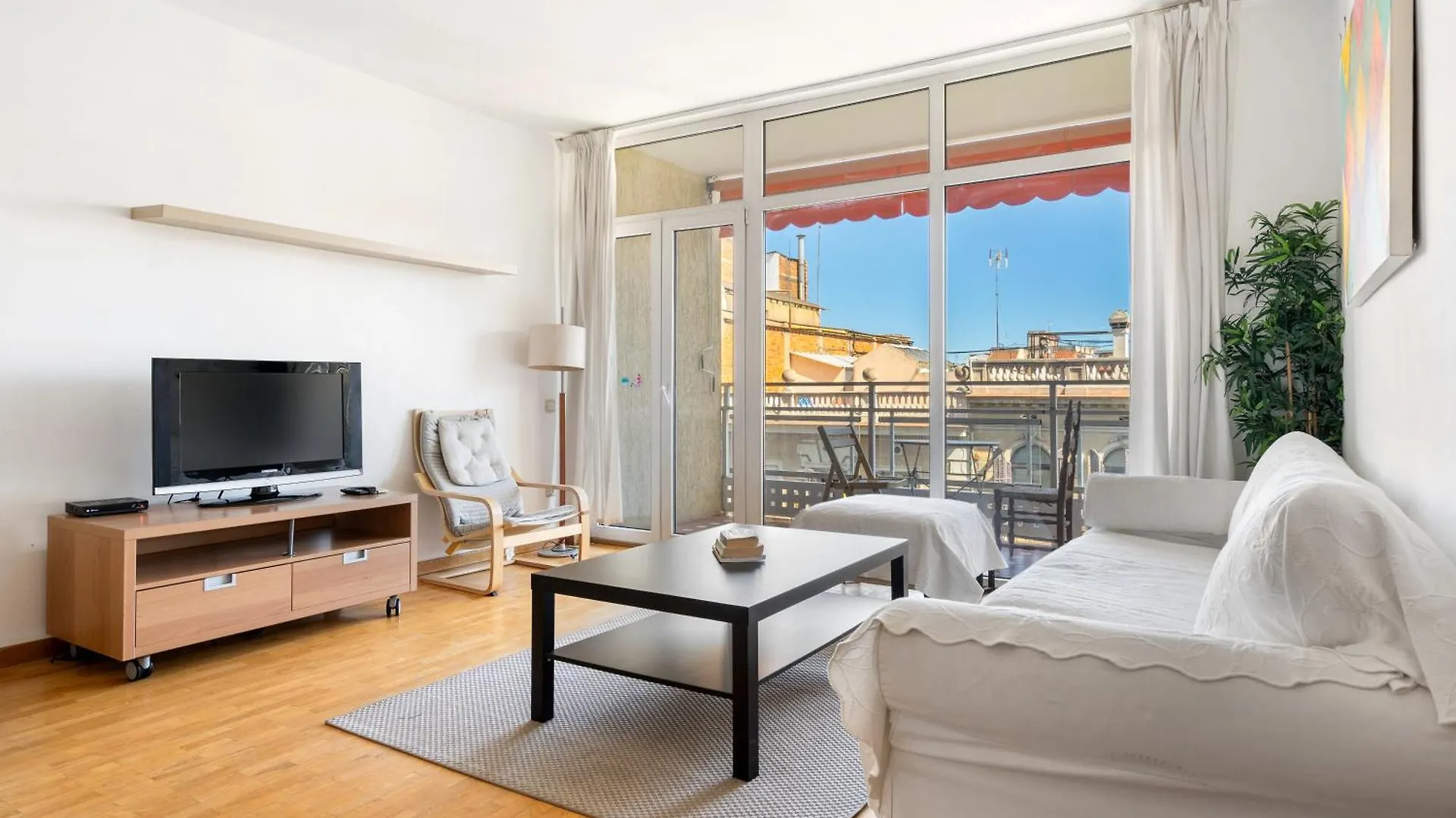 Stylish 4Br City View Apt Near Sagrada Familia location